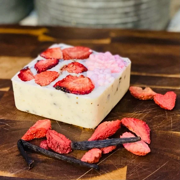 BOTANICAL Strawberry Vanilla Essential Goat Milk & Cream Lather - Picture 2 of 2